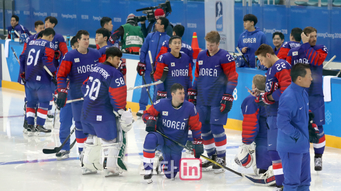 [포토]이야기 나누는 대한민국 남자 아이스하키팀