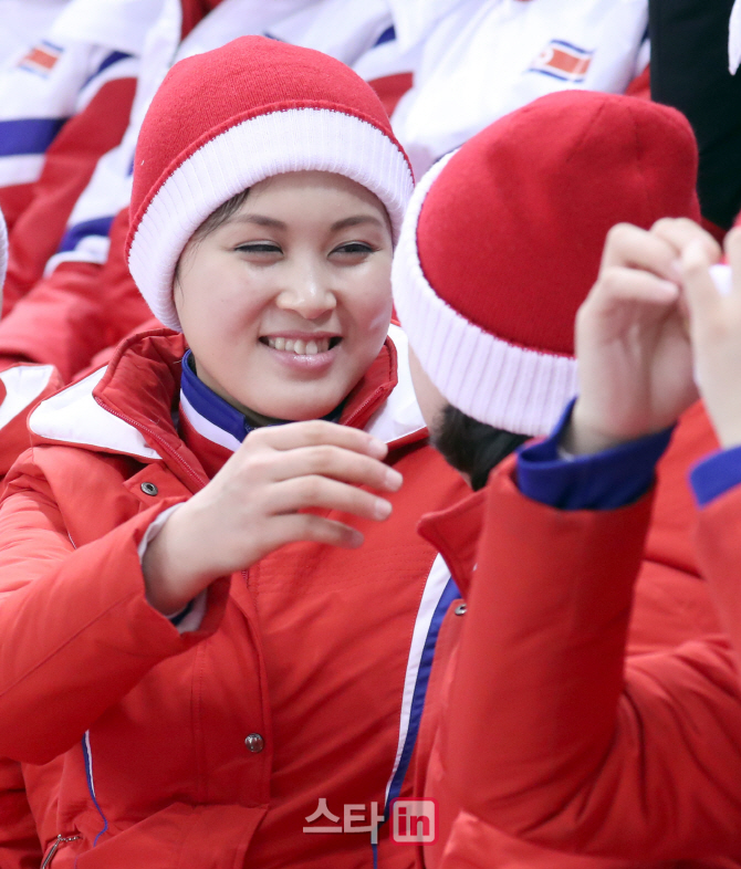 [포토]서로 챙기는 북한 미녀 응원단