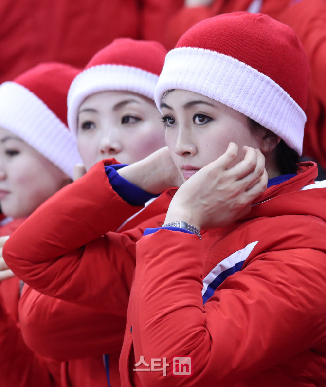 [포토]모자쓰는 북한 미녀 응원단