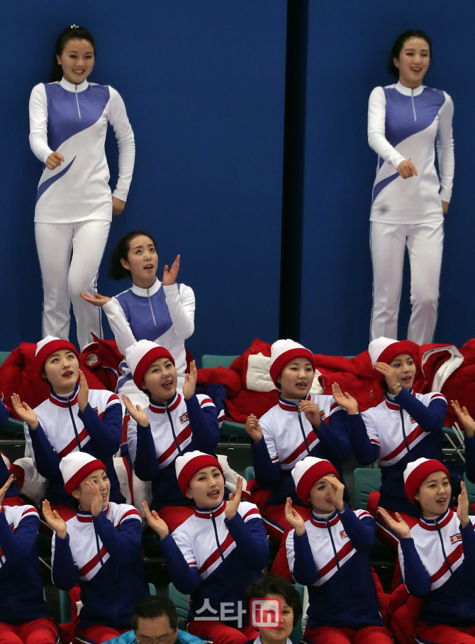 [포토]남북 단일팀 응원하는 북측 응원단