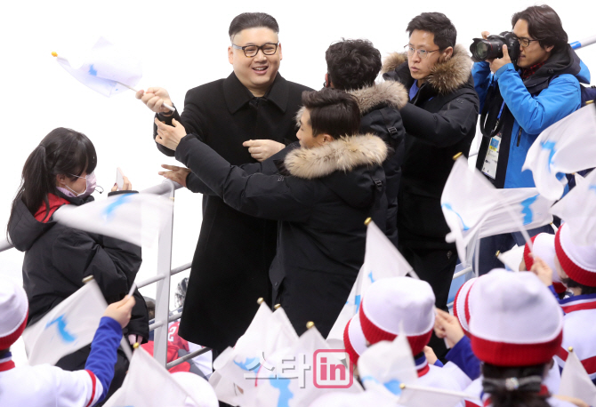 [포토]北 미녀들 앞에 선 김정은 위원장 패러디한 관중