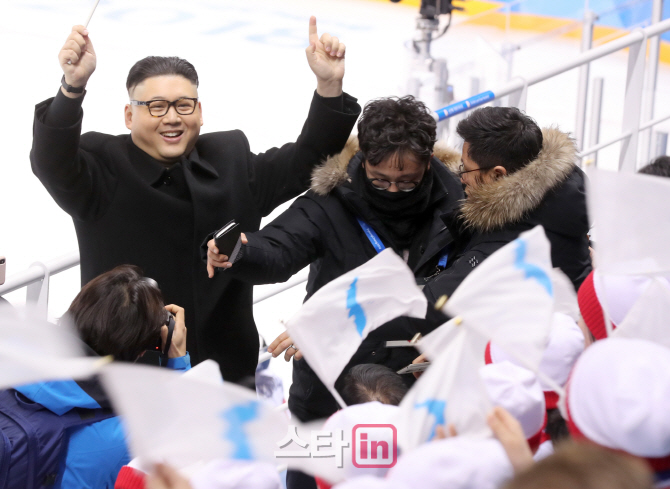 [포토]제지 당하는 北 김정은 위원장 패러디한 관중