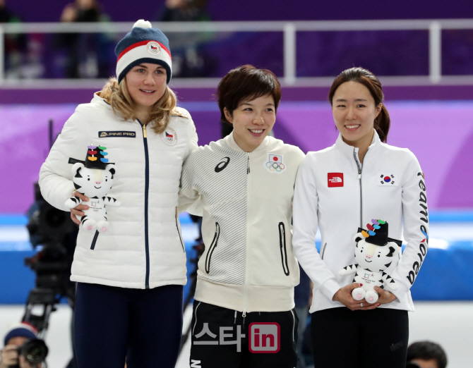 [포토]밝게 웃는 2018평창동계올림픽 빙속 女 500m 금-은-동