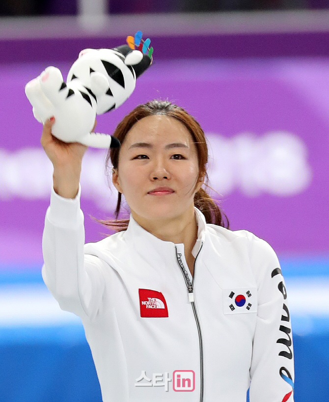 [포토]수로랑 든 빙속여제 이상화