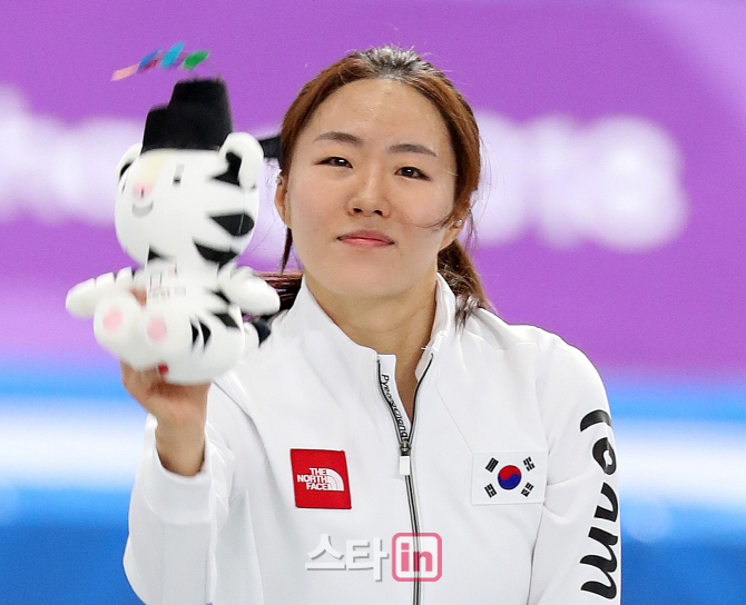 [포토]빙속여제 이상화, 수로랑 들고