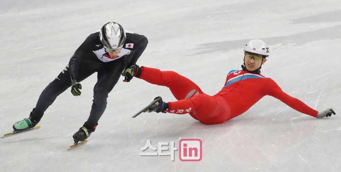 [포토]북한 쇼트트랙 정광범, 예선 탈락…몸싸움하다 넘어져