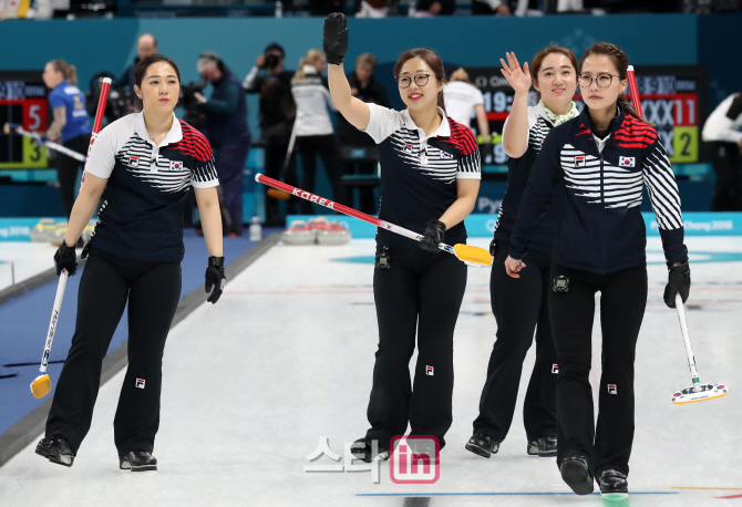 [포토]'파죽지세' 여자 컬링 OAR 11-2로 대승… 예선 조1위 확정