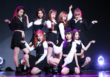 '컴백' 위키미키 "'라라라' 차트 30위권 진입이 목표"