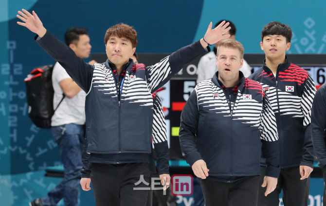 [포토]마지막 경기 승리로 장식한 한국 컬링 男 대표팀