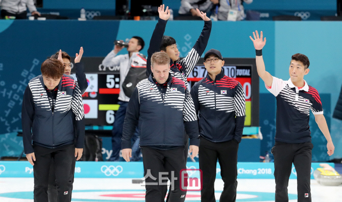 [포토]마지막 경기 승리로 장식한 컬링 男 대표팀