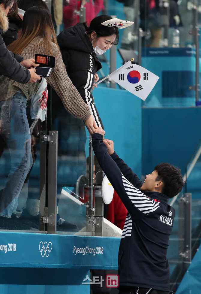 [포토]악수하는 한국 남자 컬링 이기복