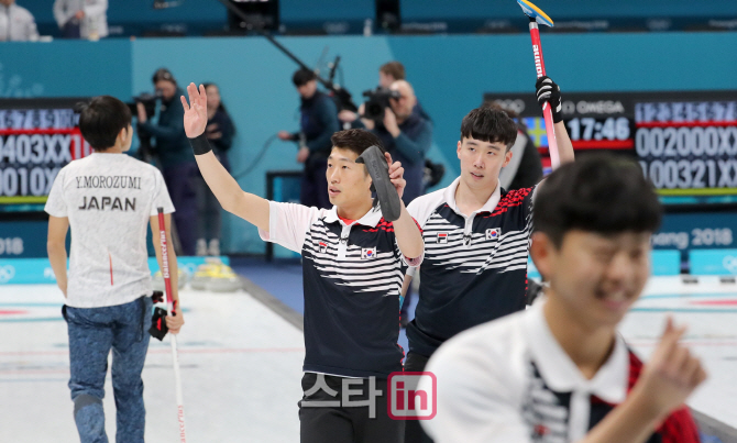 [포토]손 흔드는 한국 컬링 성세현-오은수