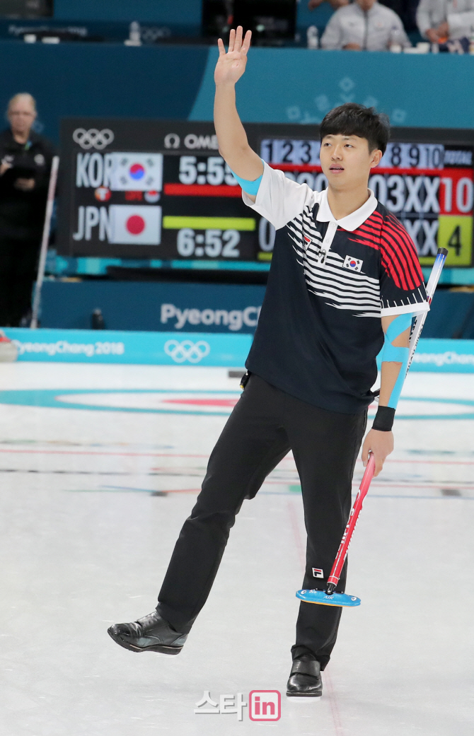 [포토]손 흔드는 한국 컬링 이기복
