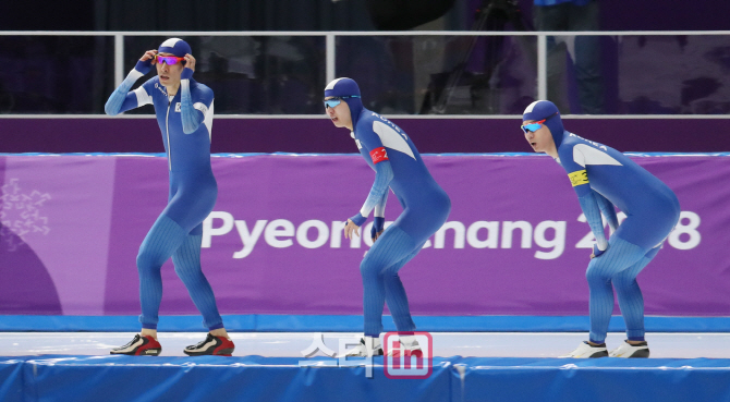 [포토]기록 확인하는 男 팀추월팀