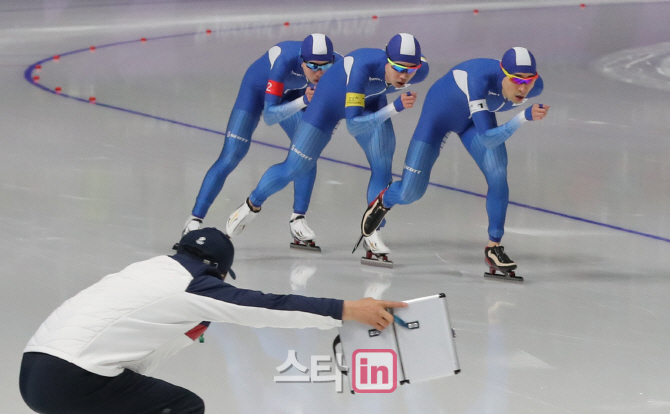 [포토]男 팀추월, 뉴질랜드 꺾고 결승 진출…銀 확보