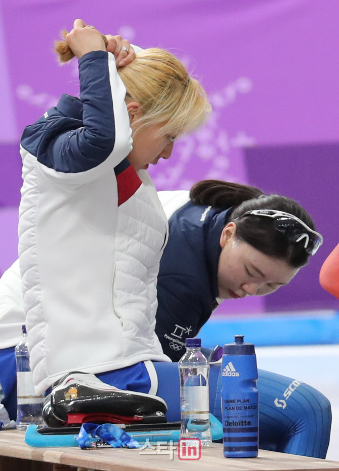 [포토]눈도 안 마주치고 짐정리 하는 노선영-김보름