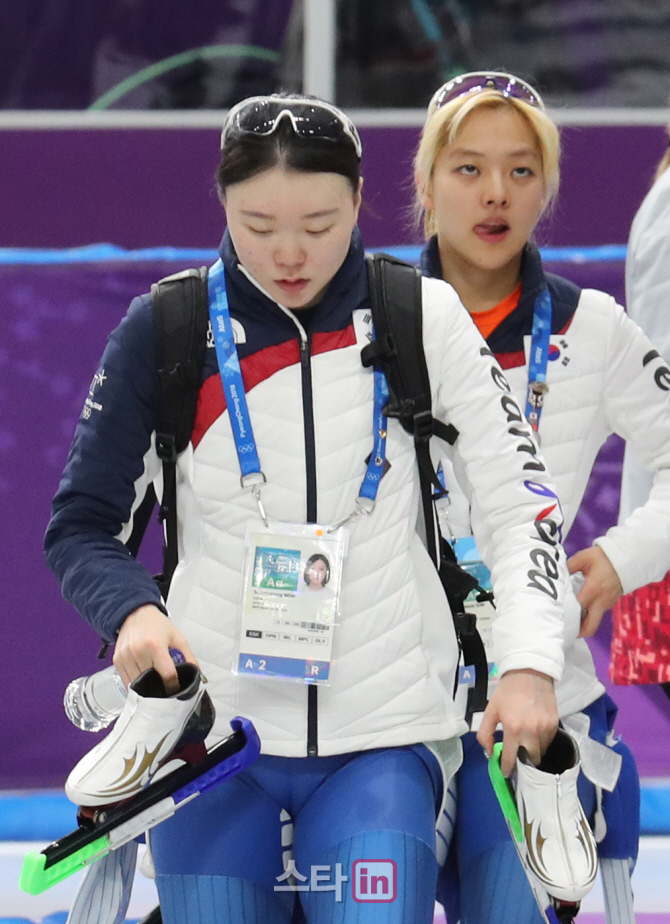 [포토]경기장 나가는 팀추월 노선영-김보름