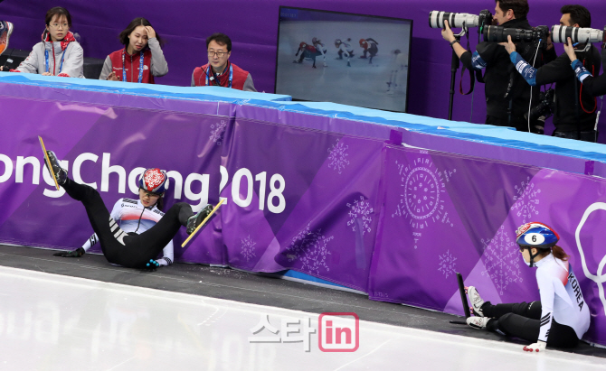 [포토]심석희-최민정, 女 쇼트트랙 1000m 충돌로 메달 실패