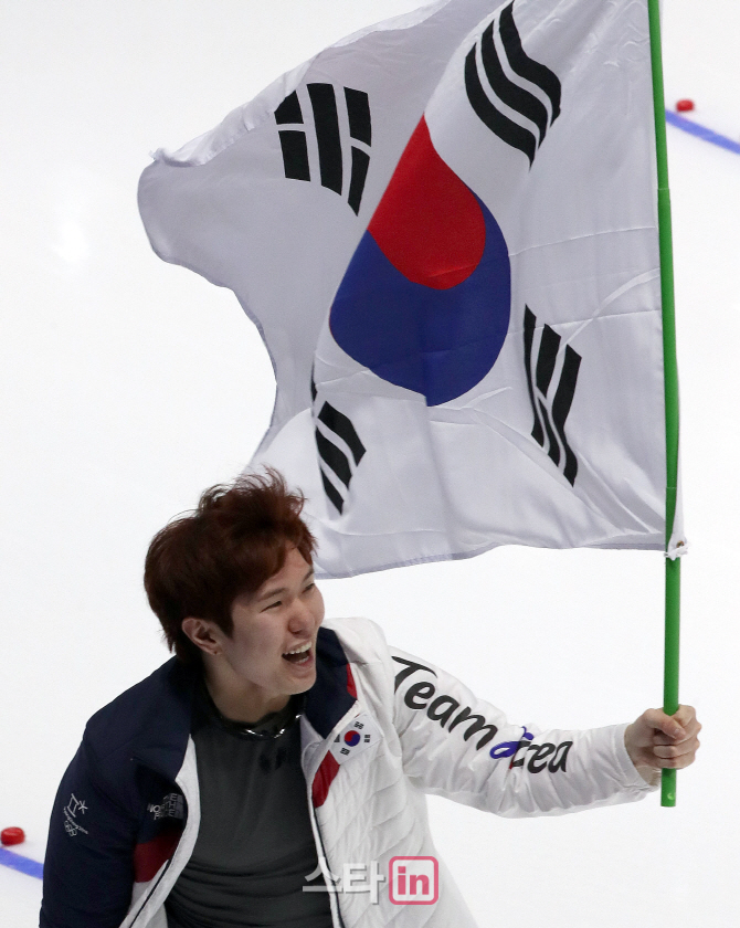 [포토]빙속 김태윤, '생애 첫 올림픽 메달의 기쁨'
