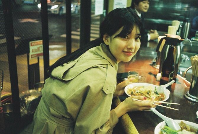 [포토]"즉흥여행"…수지, 日서도 빛나는 미모