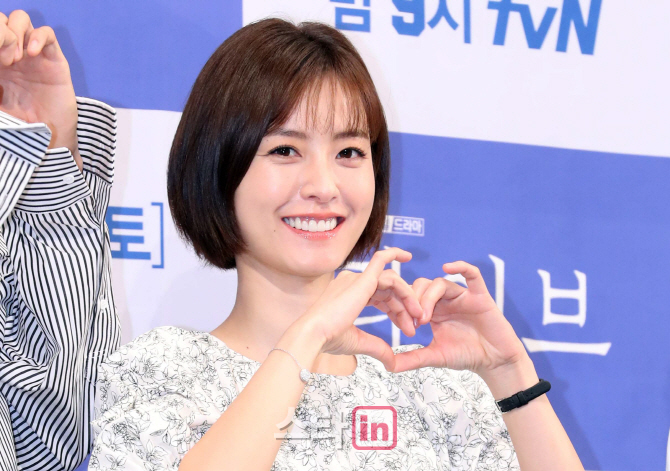 [포토]정유미 '하트도 미소도 아름다운'