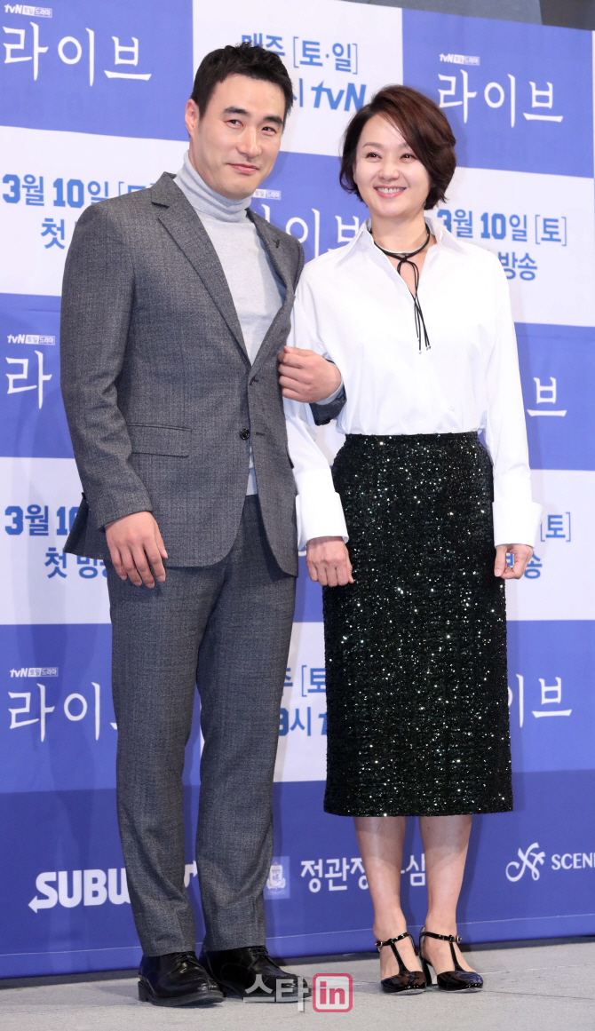 [포토]배성우-배종옥 '이혼 예정 부부'
