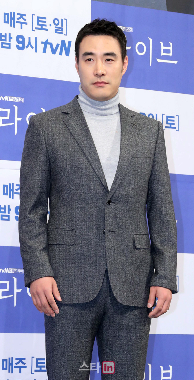 [포토]배성우 '사연 많은 경찰'