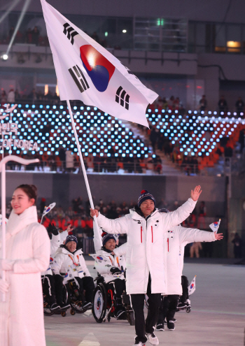 신의현 태극기 흔들며 패럴림픽 개회식 49번째로 입장