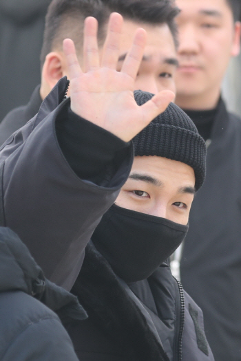 빅뱅 태양, 군 입대하며 팬들과 하이파이브