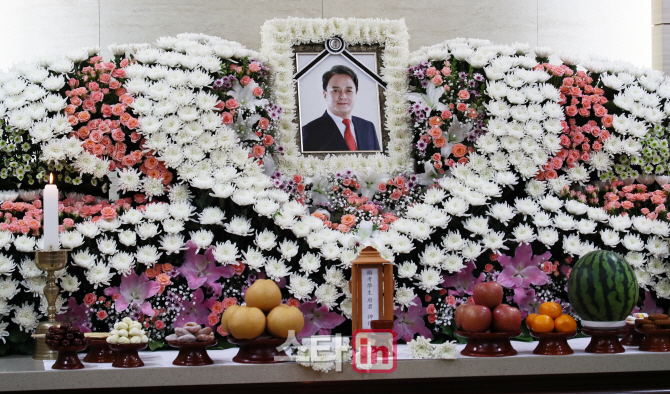 [포토]故조민기 유족, 슬픔 속 빈소 지켜..장례 비공개