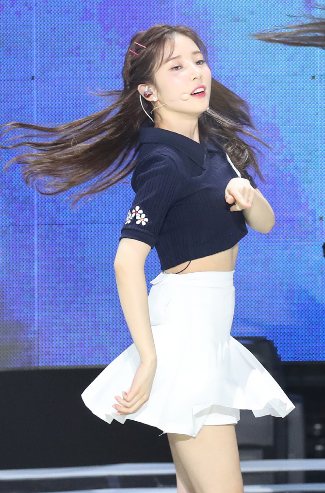 에이프릴 윤채경, 상큼 바이러스 전파