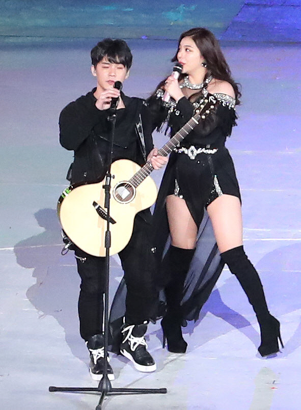 [포토] 열창하는 에일리와 배희관 밴드