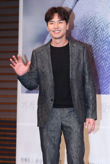 ‘손꼭잡고’ 김태훈 “멜로 장인 탐나…천재 의사 역할”