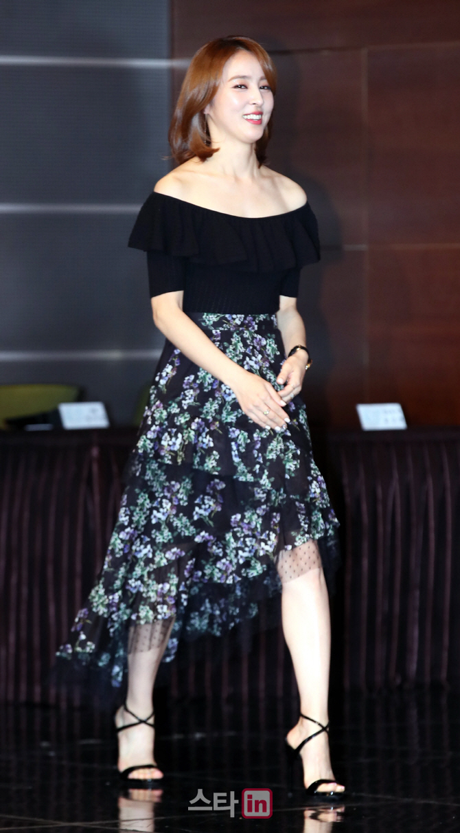 [포토]배우 한혜진, '꽃샘추위도 환영하는 복귀'