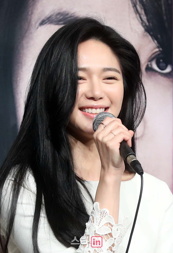 [포토]인사말하는 이엘리야