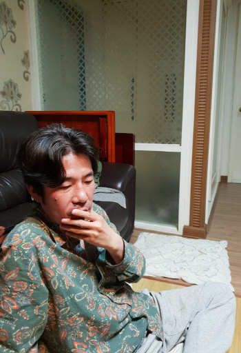  한달째 칩거 오달수, 부산서 만났다