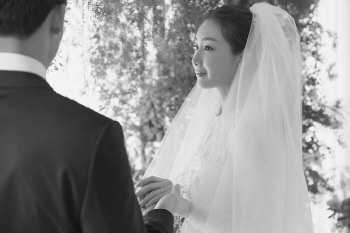 '결혼' 최지우, 남편은.. 30대 IT업계 종사자 "전형적인 훈남"