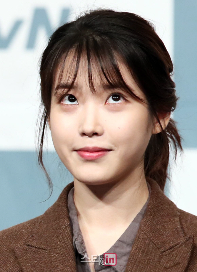 [포토]아이유, '드라마 생각?'