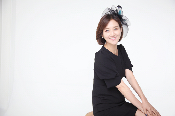 장윤정, 경로당 안마의자 20개 기부…"역시 트로트퀸"