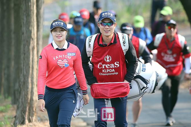 [포토] 럭키식스 이정은 '오솔길 따라 메이저 우승의 길로'