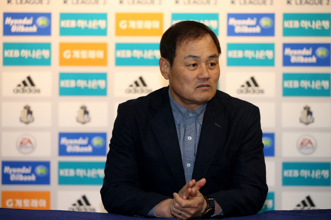 최윤겸 부산 감독 "부산스럽지 못한 순위에 책임감 느껴"