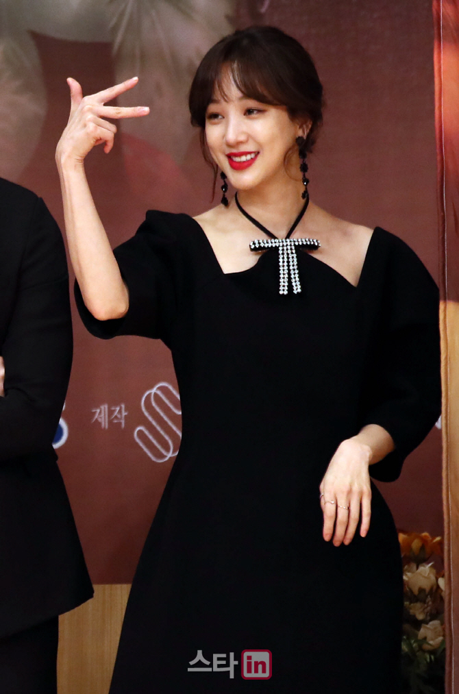 [포토]배우 정려원, '나도 따라해볼까?'