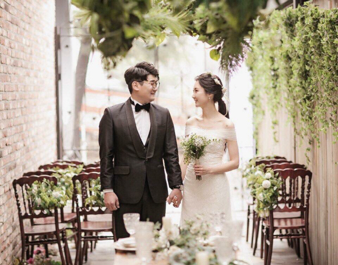 [포토]'5월19일 결혼' MC썰, 신부 마주보며 '행복'