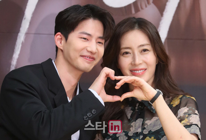 [포토]송재림-송윤아 '두사람의 사이는'