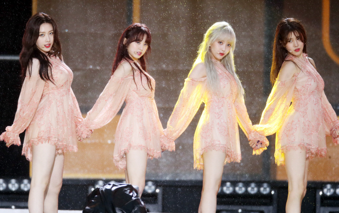 의진-앤씨아-윤조-양지원, 빗 속 섹시 공연