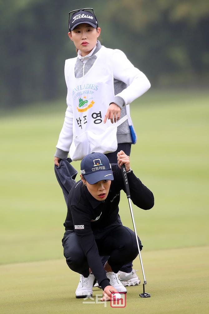 [포토] 박주영 '캐디는 적토마 고정운 딸 고나래'