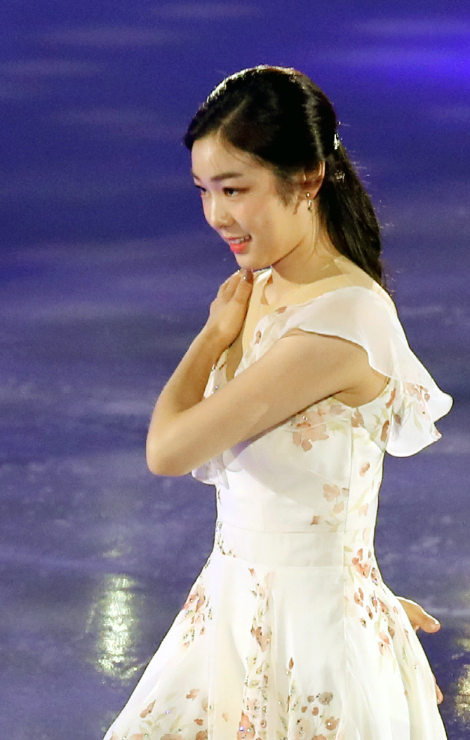 [포토] 팬들에게 인사하는 김연아