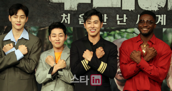 [포토]권현빈-딘딘-유노윤호-샘 오취리, '이것이 두니아 인사법'