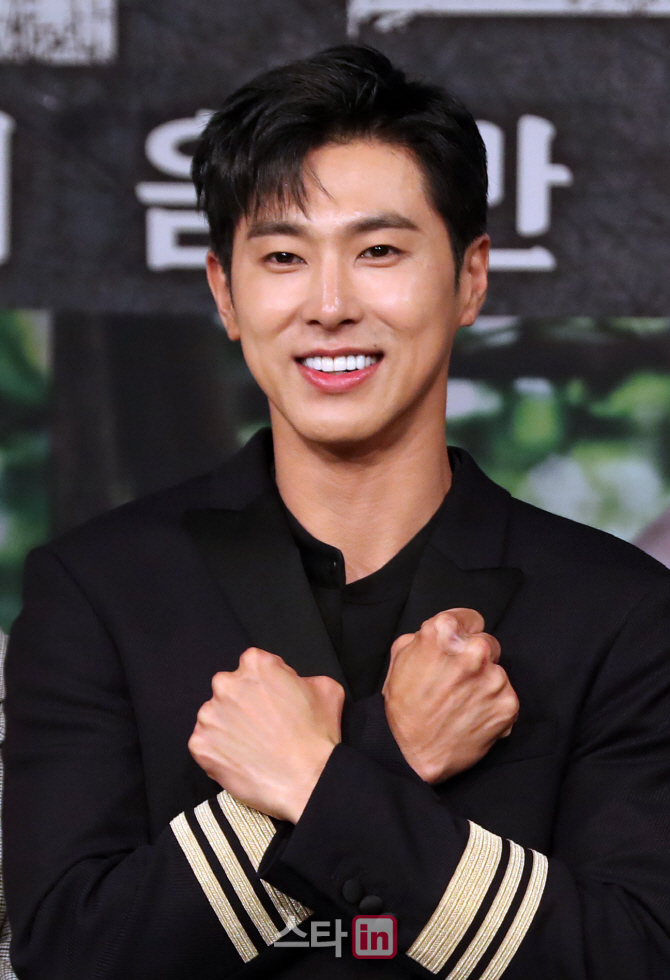 [포토]유노윤호, '이것이 두니아 인사법'