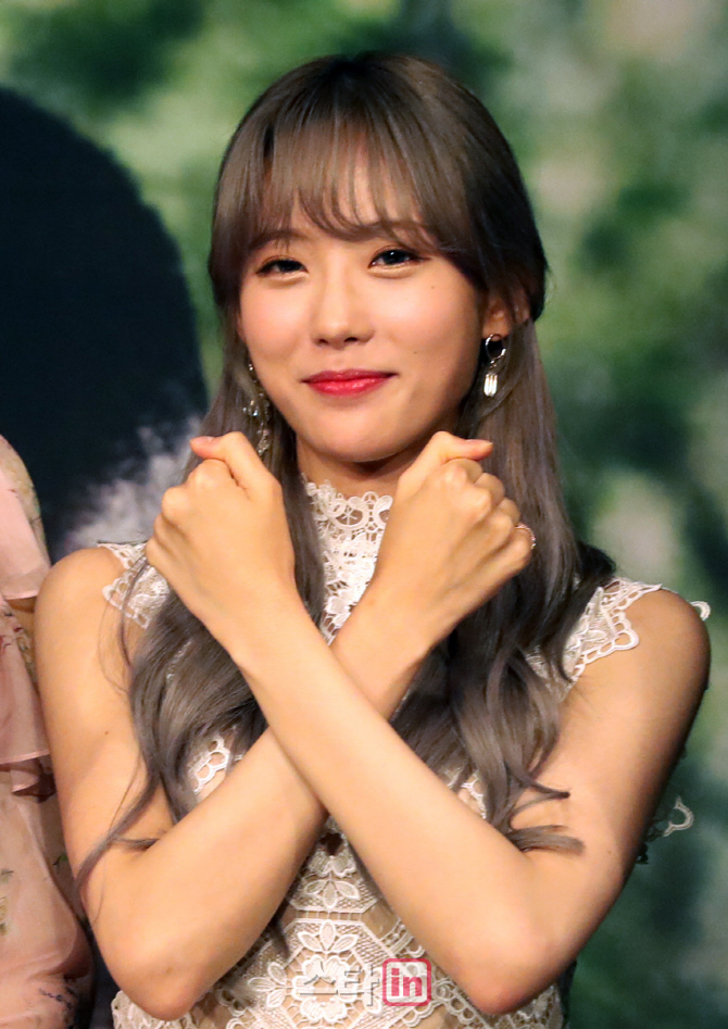 [포토]우주소녀 루다, '이것이 두니아 인사법'